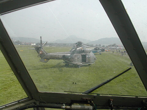 Die Schweizerarmee ist mit dem Super-Puma zu gegend.