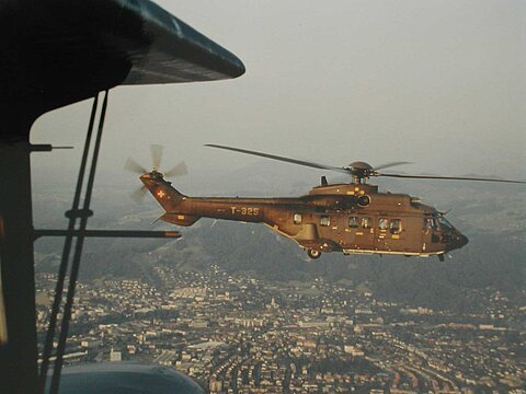 Auf dem Rückflug begegnet uns dieser Super-Puma.