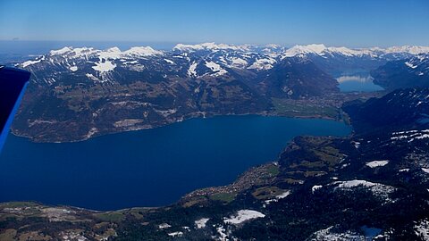 Auf dem Rückflug Thuner- und Brienzersee.