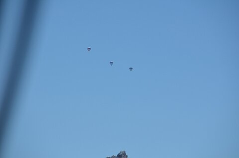 Noch höher als wir überqueren 3 Heisluftballone die Alpen.