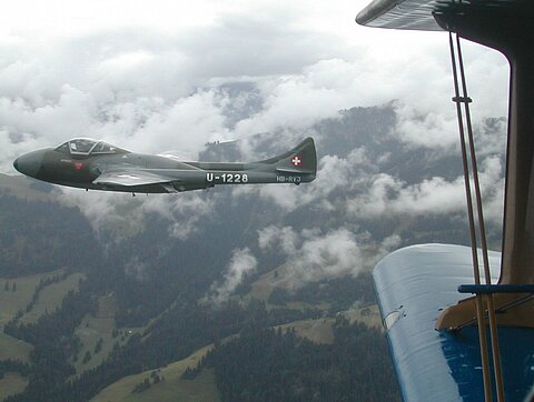Auf dem Rückflug kommt ein Vampire-Trainer in Formation.