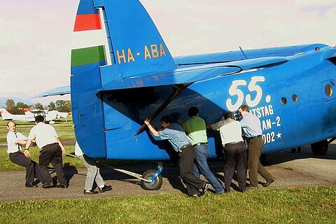 Die AN-2 mit mit Menschenkraft parkiert.