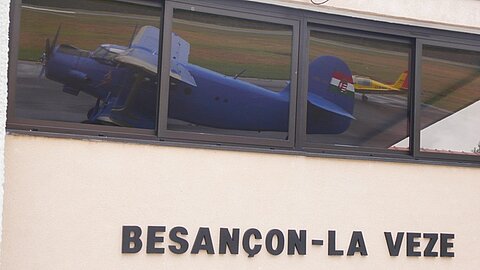 ... 5 Minuten höher gelegenen Flugplatz Besançan-La Vece weiter.