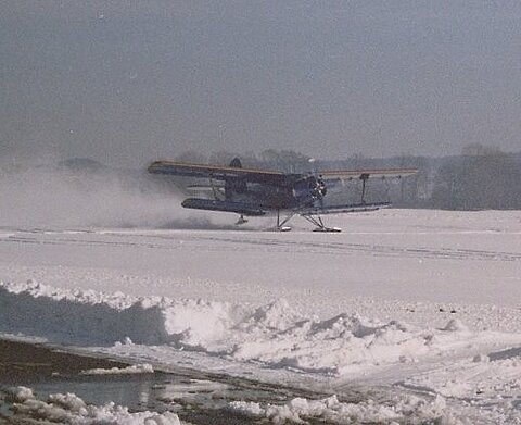 ... die Antonov beschleunigt.