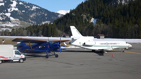 Die An-2 und ein moderner Business Jet.