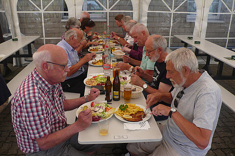 Beim Mittagessen.