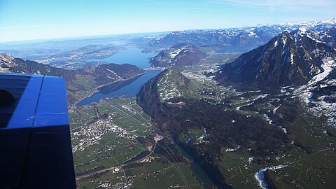 Vierwaldstättersee, im Hintergrund die Rigi davor Bürgenstock und rechts das Stanserhorn. Unten Flugplatz Alpnach.