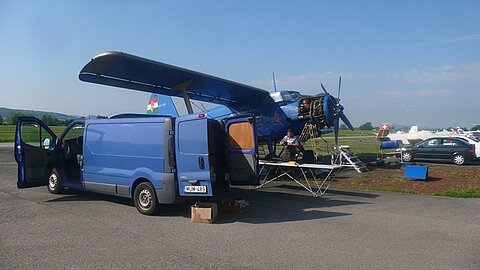 Farblich passt das ungarische Auto gut zu unserer Antonov.