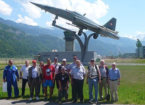 Ein Gruppenbild vor dem Tower in Meiringen.