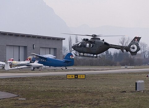 Die Antonov wartet auf die Crew.