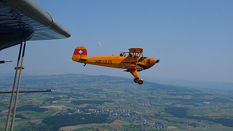 Ein Bücker kommt in Formation.