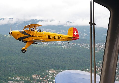 Auf dem Überflug begleitet uns der Bücker.
