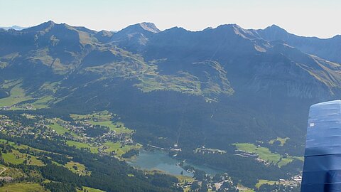 Das Parpaner Rothorn und unten das Dorf Lenzerheide.
