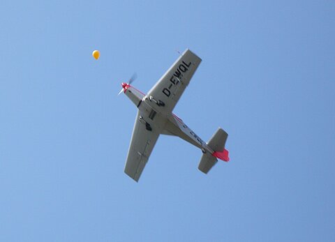 Ballonschiessen mit den Zlin Flugzeugen.