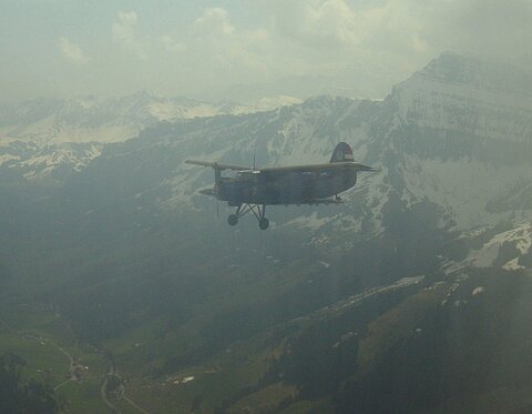 AN-2 durch die Plexiglasscheiben des Helikopters.