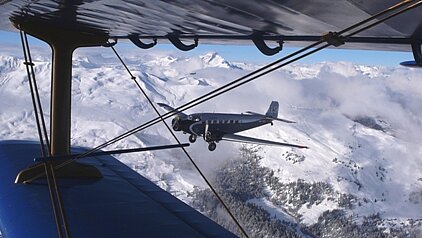 Beim Überflug nach Samedan treffen wir die Ju-52 unt Hinten den PC-7.