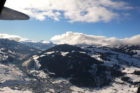 Wir beginnen widerum mit dem Sinkflug über der Ortschaft Zweisimmen bevor wir wieder ...