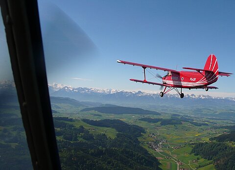 Die Antonov von Jean Voegelin kommt in Formation.
