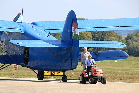 Die Antonov wird hervorgeholt.