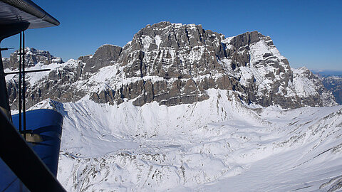 Links unten der Surenenpass.