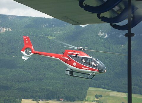 Der Drehflügler wird von allen Passagieren fotografiert.