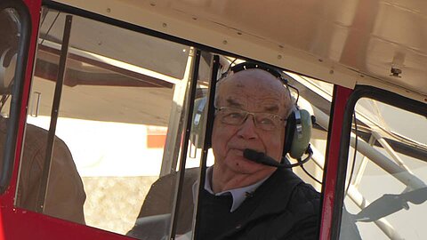Strahlt wie vor 64 Jahren als er 18 Jahre alt war.