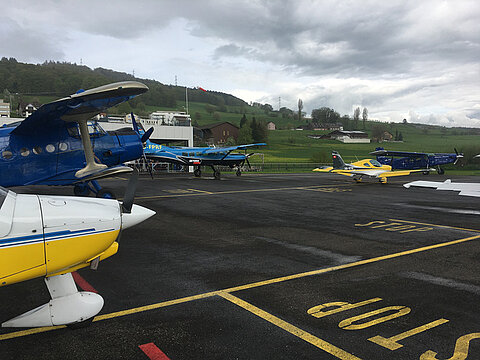 Der Tarmarc ist gefüllt von Flugzeugen.