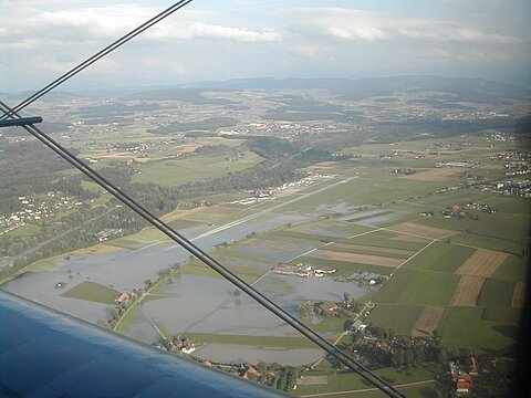 Grosse Überschwemmung auf dem Flugplatz Bern-Belpmoos.
