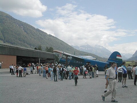 Viele wollen diesen Flieger sehen.