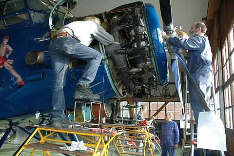 Arbeiten am Motor.