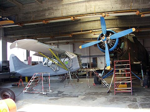 Gross und klein, Stinson und eine Antonov An-2. November 2005.