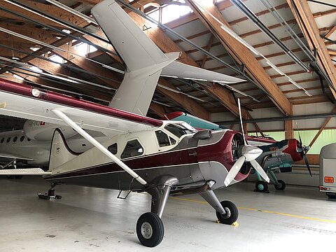 Alt und neue Flugzeuge in St. Stephan.