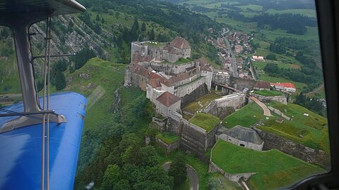 Tief am Château de Joux vorbei, geht es in das Val de Traver.