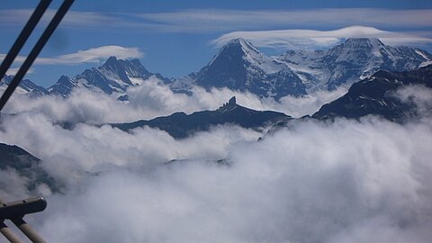 Schreckhorn, Eiger und Mönch darüber Lenticulariswolken.