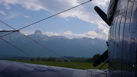 Die An-2 und das Stockhorn.