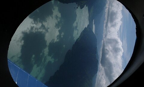 Wolken wiederspiegeln sich im Brienzersee.