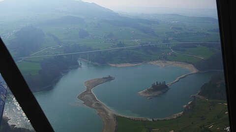 Ein zimlich entleerster Stausee.