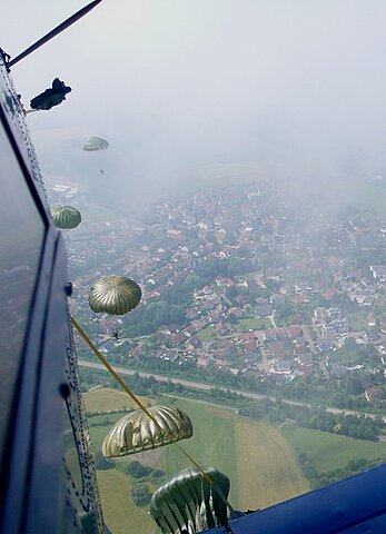 Schönes Bild der Fallschirmspringer.