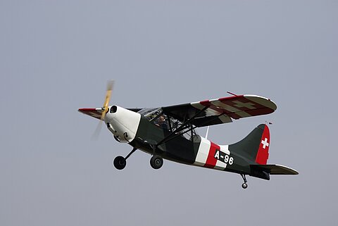 Der Stinson hebt ab.