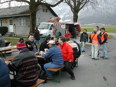 Gemütliches Beisammensein auf dem Flugplatz.