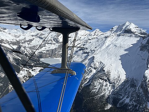 Links Oeschinensee.