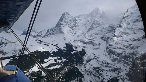 Im Anflug auf die kleine Scheidegg mit Eiger und Mönch im Vordergrund.