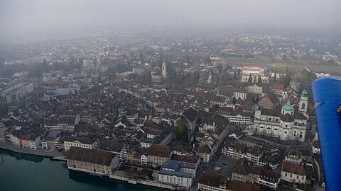 Unter dem Nebel als Special-VFR über der Stadt Solothurn nach Grenchen.