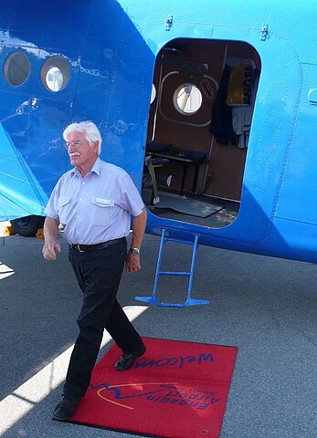 Pilot Bruno Kugler wird mit dem roten Teppich empfangen.