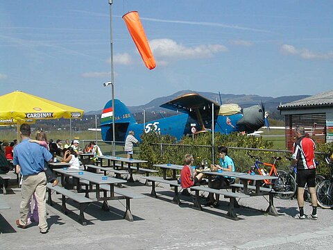 AN-2 wartet in Wangen-Lachen auf den Einsatz in Hütten.