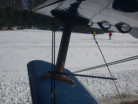 Langlaufläupe entlang dem Flugplatz Samedan.