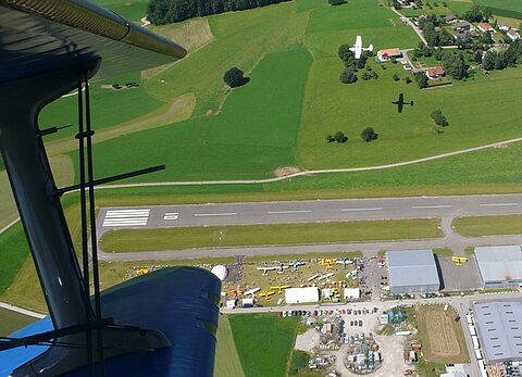 ... über den Flugplatz von Ecuvillens.